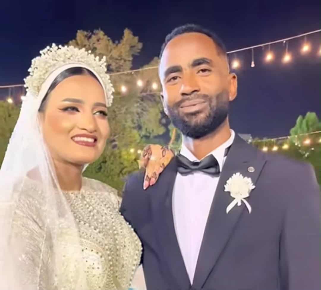 شاهد بالصورة والفيديو.. في ليلة زفافهما.. عريس سوداني يعترف قصة حبي بزوجتي بدأت من 25 سنة وأنا حضرت ولادتها وأكلت سمايتها