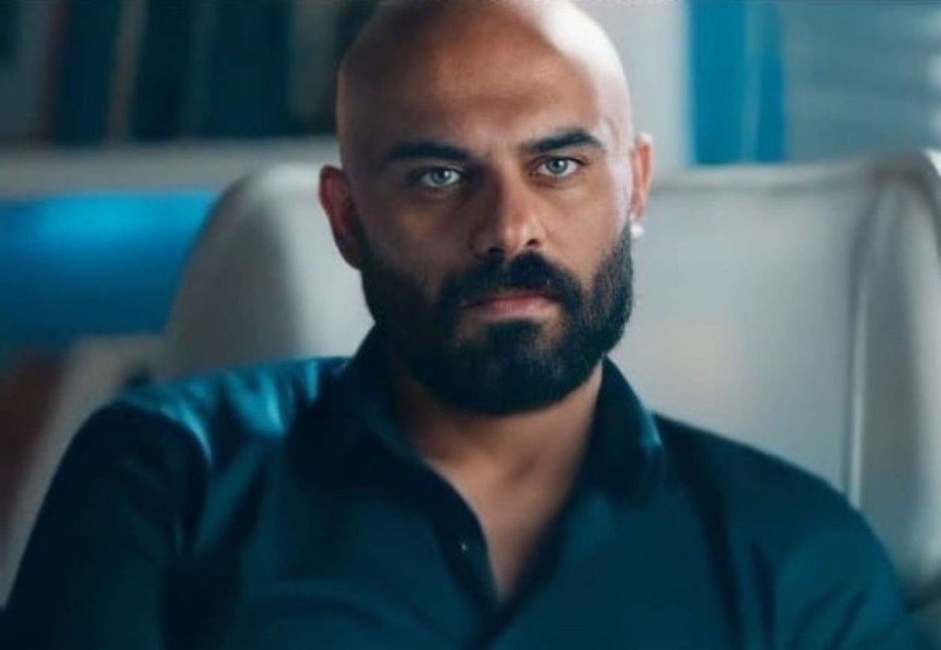 حضور مميز لزوجة وابنة أحمد صلاح حسني في العرض الخاص لفيلمه أوسكار عودة الماموث.. خطفتا الأنظار بجمالهما