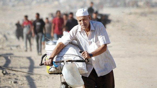 «الأونروا»: 6000 شاحنة تنتظر على أبواب غزة