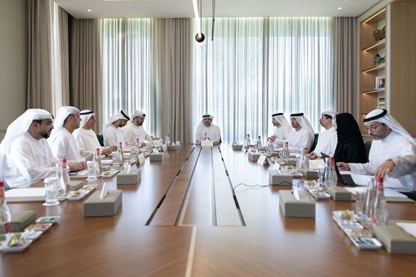 مكتوم بن محمد يعتمد استراتيجية القطاع المالي في دبي