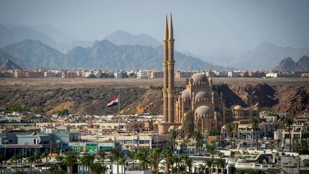 العالم يتفق على خطة سلام لغزة: ستارمر يتوجه إلى شرم الشيخ لحضور التوقيع وعودة الرهائن صباح الإثنين
