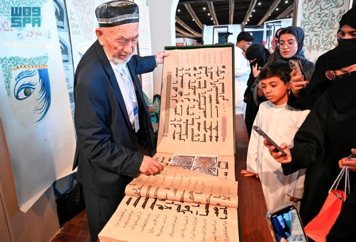 الخطاط الأوزبكي حبيب الله يستعرض تجربة كتابة المصحف