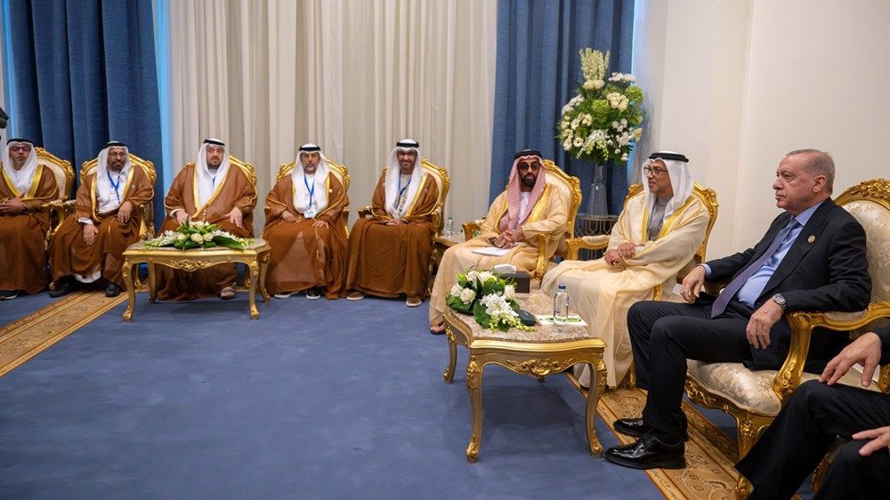 منصور بن زايد يلتقي الرئيس التركي ورئيس الوزراء العراقي على هامش قمة شرم الشيخ للسلام
