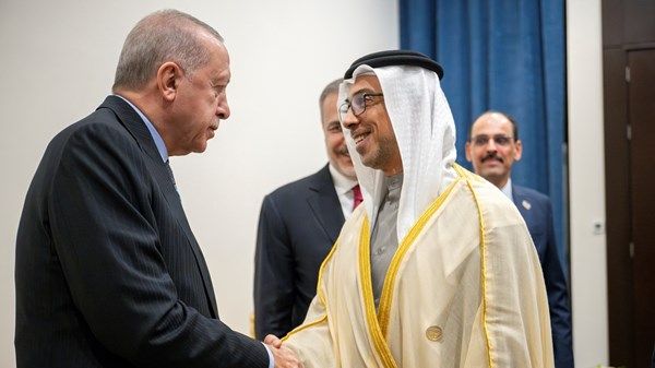 منصور بن زايد يلتقي الرئيس التركي ورئيس الوزراء العراقي على هامش قمة شرم الشيخ للسلام