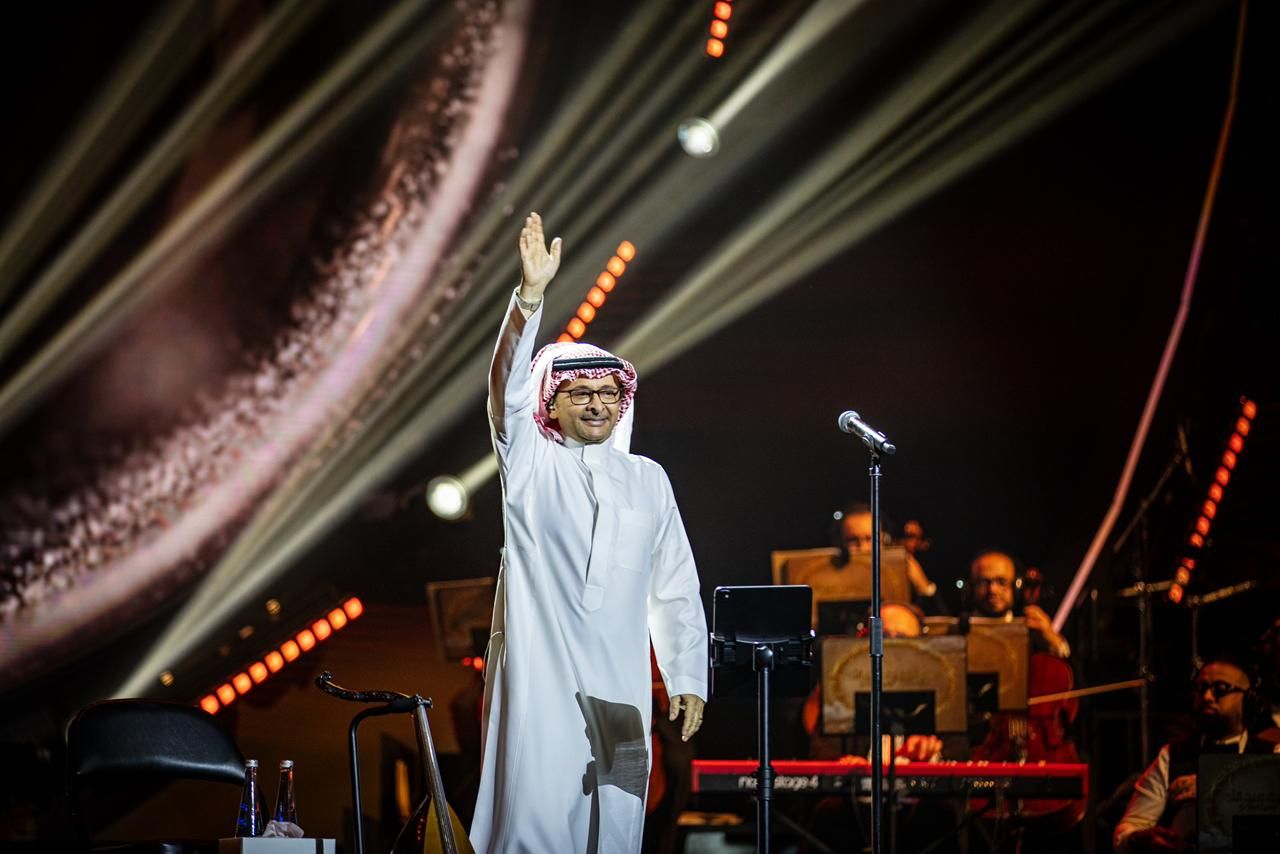 عبد المجيد عبد الله يحتفل بتأهل الإمارات لكأس العالم 2026 في جولته الخليجية