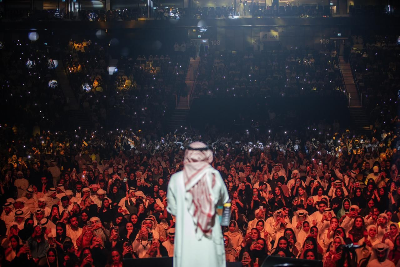 عبد المجيد عبد الله يحتفل بتأهل الإمارات لكأس العالم 2026 في جولته الخليجية