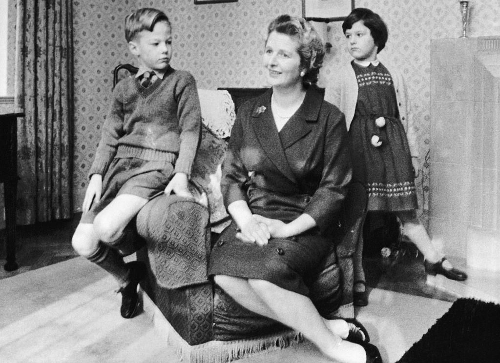 النائبة تاتشر وطفليها في صورة تعود لعام 1961