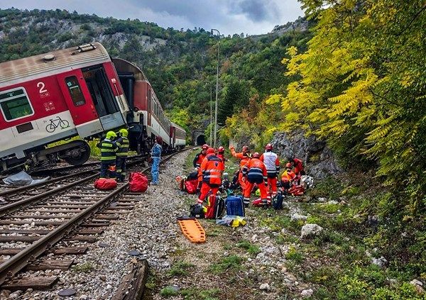 سلوفاكيا: إصابة العشرات في تصادم قطارين