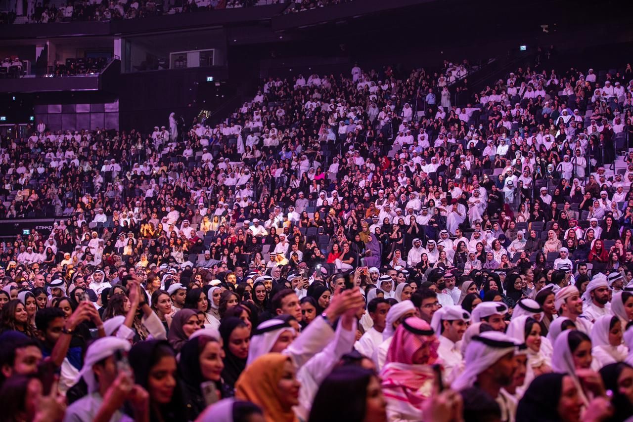 عبد المجيد عبد الله يحتفل بتأهل الإمارات لكأس العالم 2026 في جولته الخليجية
