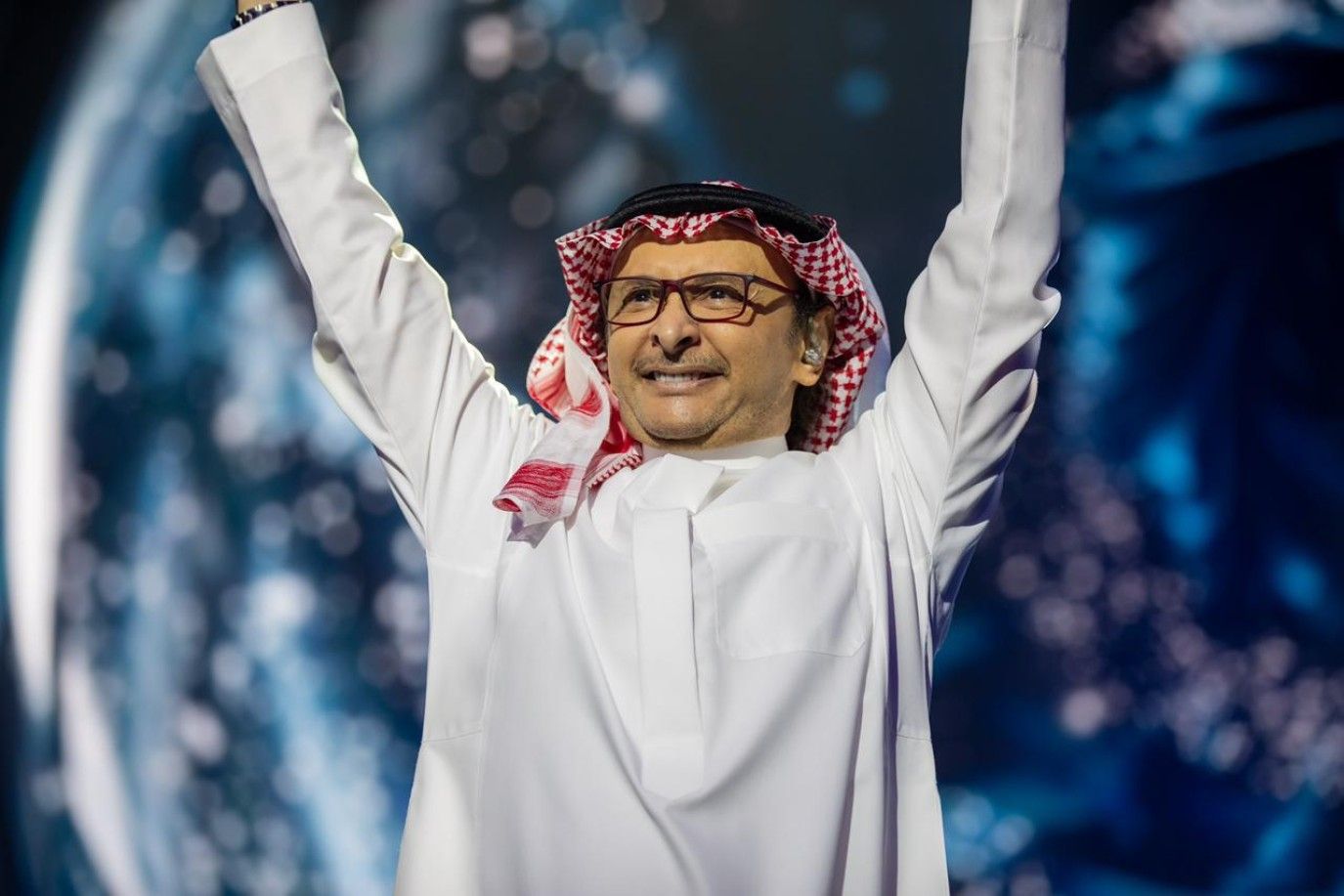 عبد المجيد عبد الله يحتفل بتأهل الإمارات لكأس العالم 2026 في جولته الخليجية