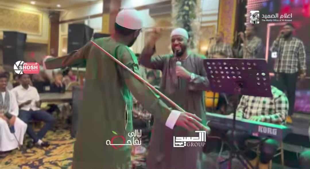 شاهد بالصورة والفيديو.. شاب سوداني يدخل في وصلة رقص مثيرة مع “العميد” خلال حفل جماهيري بالإسكندرية
