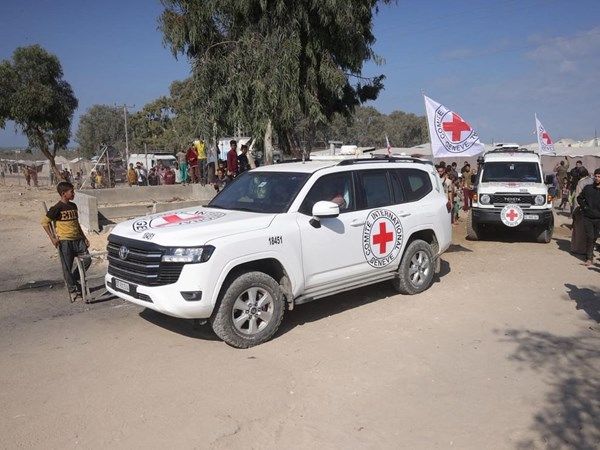 «الصليب الأحمر» يتسلّم الدُّفعة الثانية من الرهائن الإسرائيليين في قطاع غزة