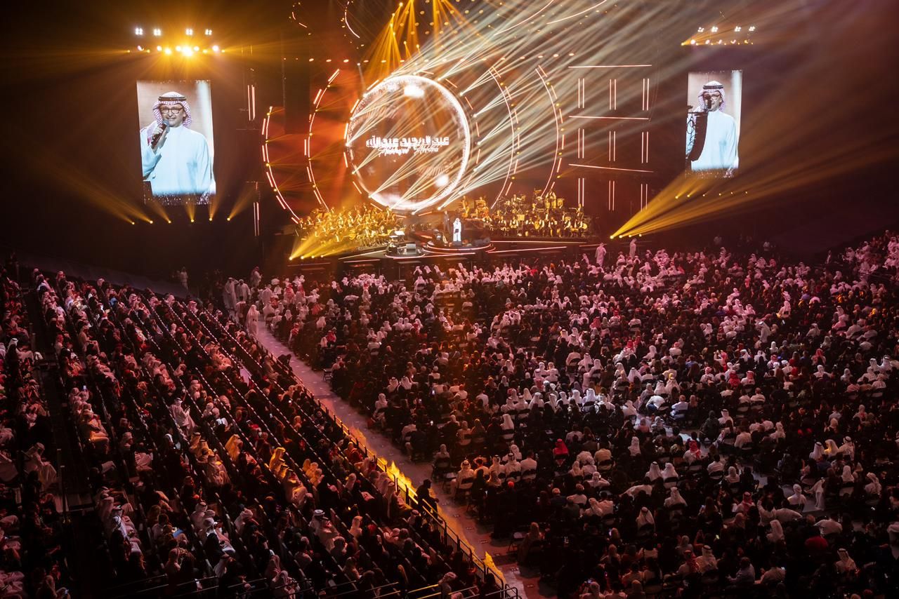 عبد المجيد عبد الله يحتفل بتأهل الإمارات لكأس العالم 2026 في جولته الخليجية
