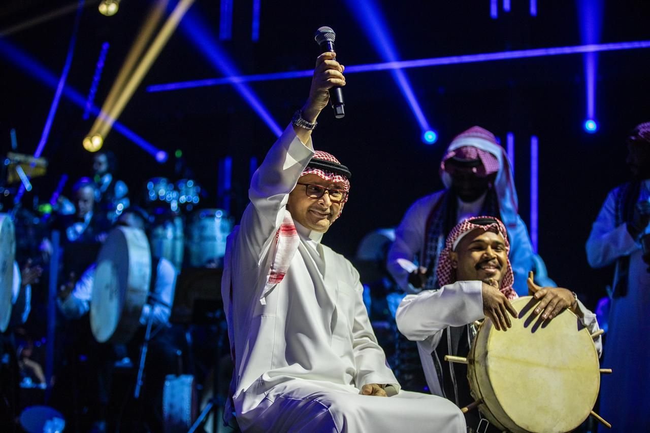 عبد المجيد عبد الله يحتفل بتأهل الإمارات لكأس العالم 2026 في جولته الخليجية