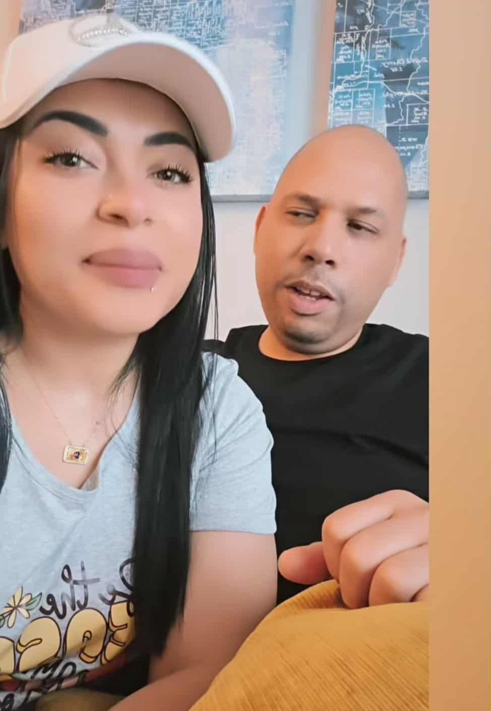 شاهد بالصورة والفيديو.. سيدة الأعمال السودانية “كادي” تظهر وهي جالسة على “بطن” زوجها سعد الكابلي وتعرض جائزة قيمتها 2000 دولار “كاس” لعدد 5 متابعين
