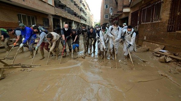 إسبانيا تصدر إنذارا أحمر من أمطار غزيرة