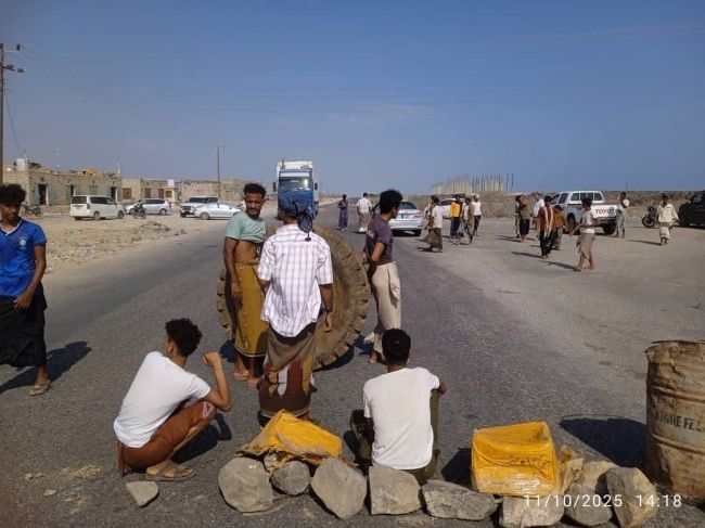 ما سبب غضب صيادو الريدة وقصيعر وقطعهم للطريق الدولي الرابط بين المكلا والمهرة؟!