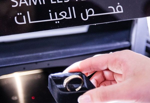 بلدية دبي تطلق أول جهاز ذاتي ذكي لفحص نقاوة المعادن الثمينة خلال «جيتكس»