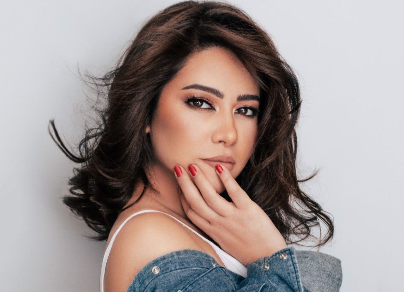 هل تتواجد شيرين عبد الوهاب في مصر؟ مدين يفجر مفاجأة