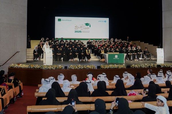 نهيان بن مبارك يشهد حفل تخريج 117 من طلبة كلية أبوظبي للإدارة