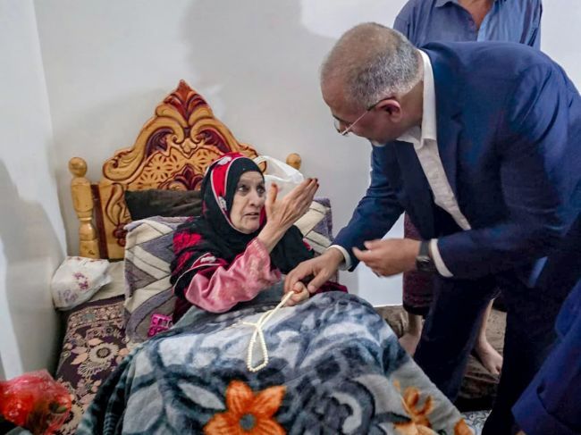 الرئيس الزُبيدي يزور القائد صلاح الشنفرة ويؤكد على وحدة الصف الجنوبي