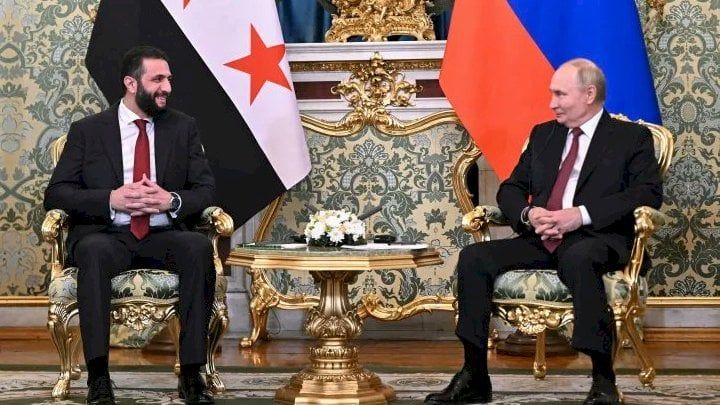 (شاهد بالفيديو).. مزاح الشرع مع بوتين والدرج الطويل في الكرملين