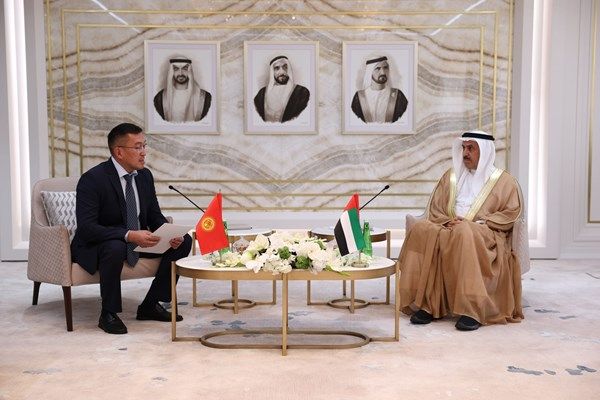 صقر غباش يبحث تعزيز العلاقات الثنائية مع سفير قرغيزستان