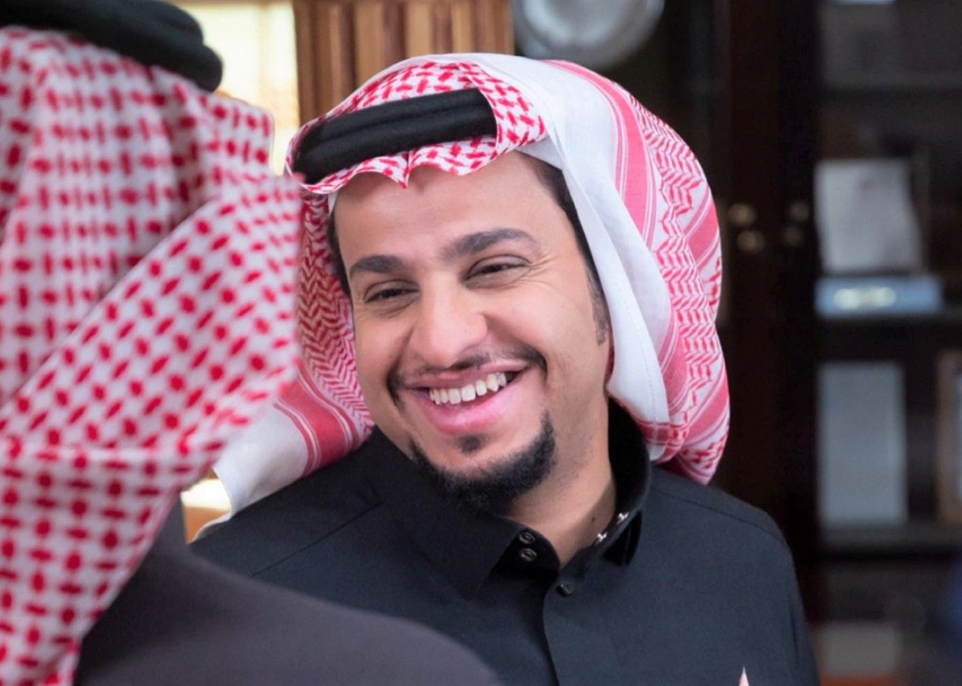 كيف علق فيصل العيسى على تأجيل عرض مسلسل بنات البومب؟