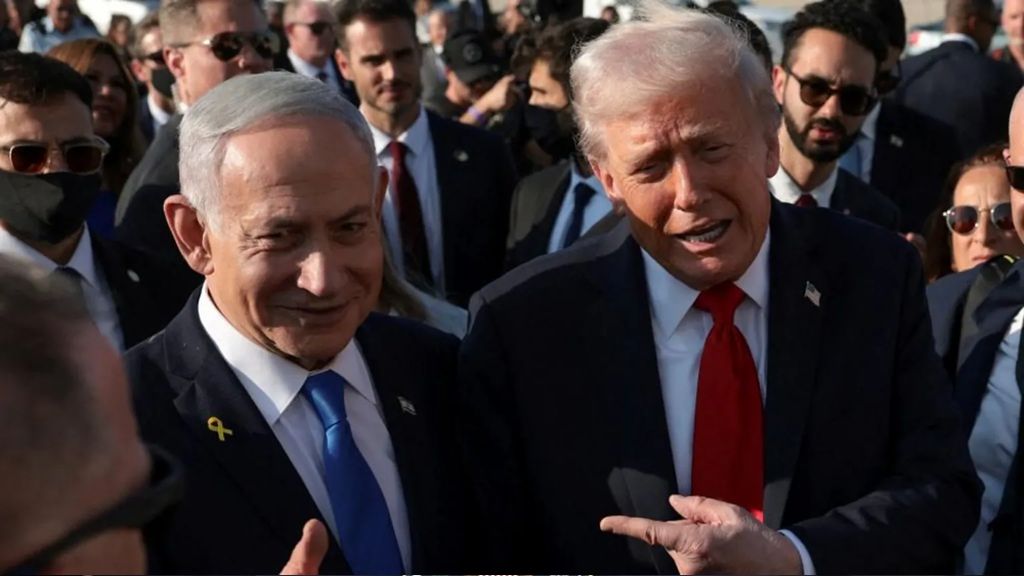 دونالد ترامب يشير بسبابته إلى نتنياهو على يساره