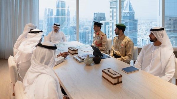 حمدان بن محمد يطلع على مستجدات المشاريع والمبادرات الرقمية لشرطة دبي