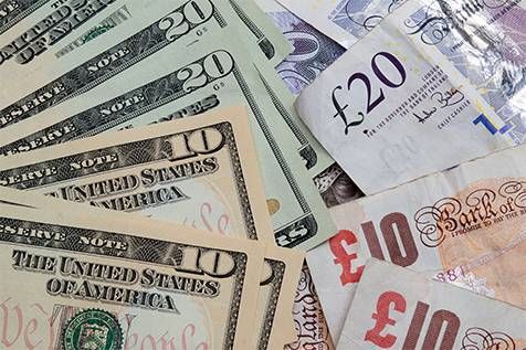الدولار يتراجع أمام اليورو مع استمرر تأثير التوترات التجارية