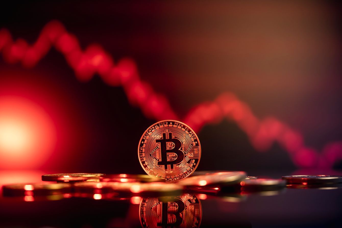 حجم تصفية المراكز في سوق الكريبتو تجاوز المليار دولار بعد انهيار سعر البيتكوين والعملات البديلة