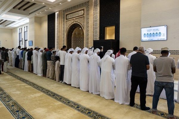 المصلون يؤدون صلاة الاستسقاء في مساجد الإمارات