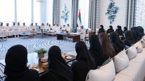 حمدان بن زايد يستقبل عدداً من المواطنين وموظفي وموظفات الجهات الحكومية في قصر الظنة