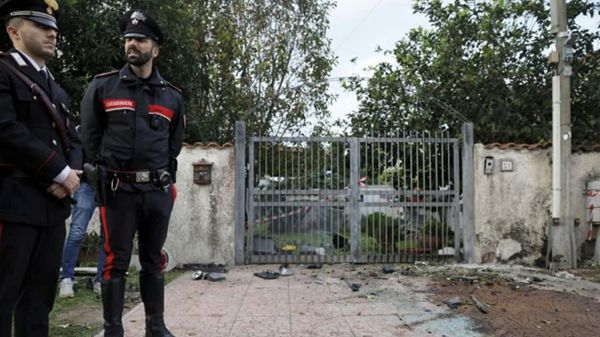 عبوة ناسفة تستهدف سيارة صحفي شهير في إيطاليا