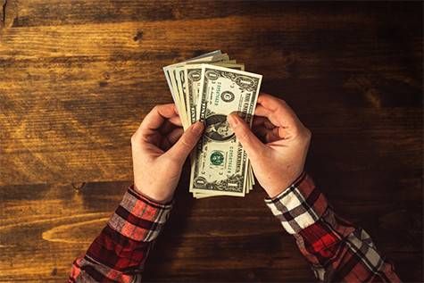 الدولار يتراجع مع تصاعد المخاوف بشأن التجارة والمصارف الأمريكية
