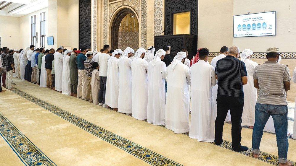 حاكم عجمان والشيوخ وجموع المواطنين والمقيمين يؤدّون صلاة الاستسقاء
