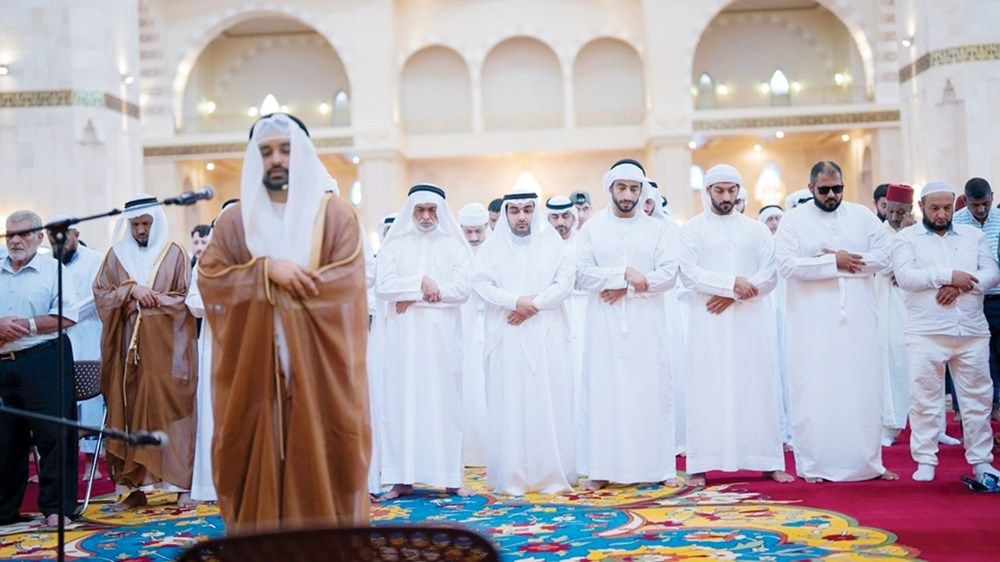 حاكم عجمان والشيوخ وجموع المواطنين والمقيمين يؤدّون صلاة الاستسقاء