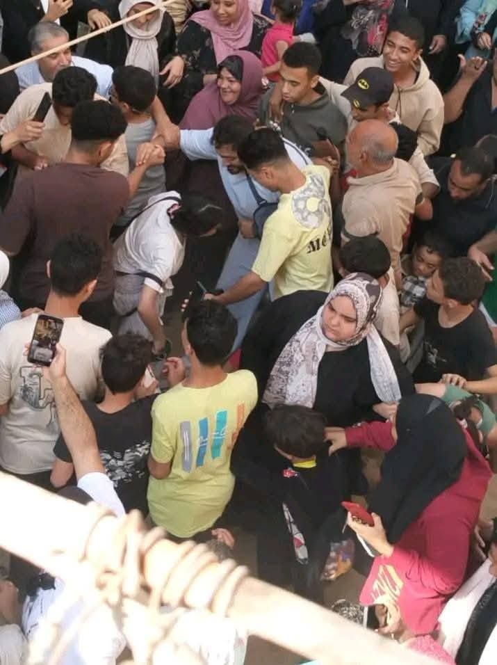 بعد أسابيع من دخوله المستشفى.. إصابة جديدة لـ تامر حسني في ذراعه