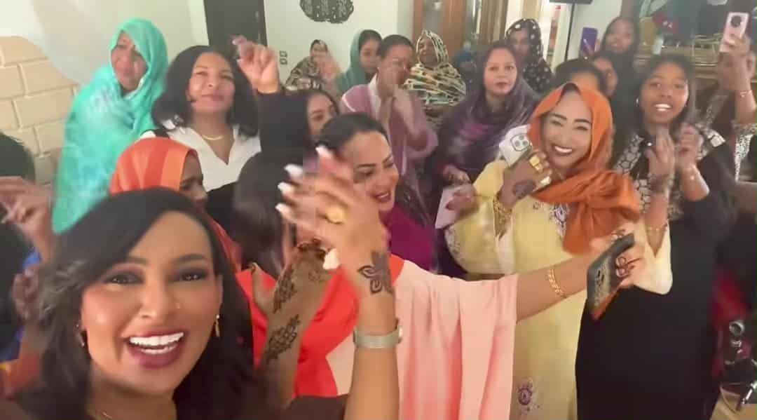 شاهد بالصورة والفيديو.. بقيادة المذيعة الحسناء سالي عثمان.. صديقات العروس “لينا يعقوب” يرقصن فرحاً احتفالاً بعقد قرانها