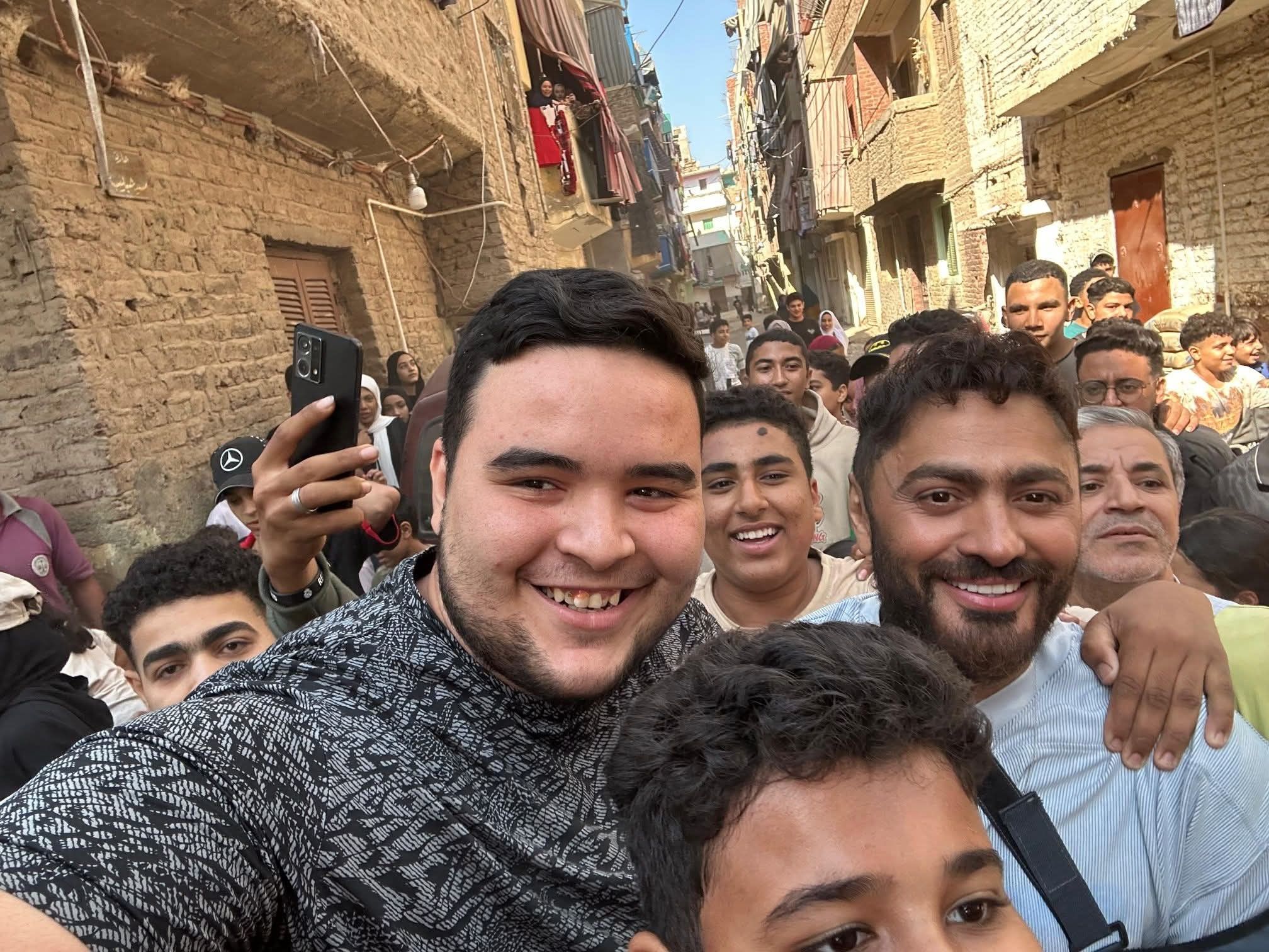 بعد أسابيع من دخوله المستشفى.. إصابة جديدة لـ تامر حسني في ذراعه