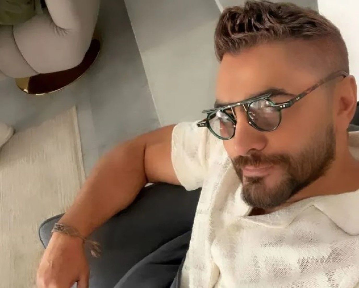 بعد أسابيع من دخوله المستشفى.. إصابة جديدة لـ تامر حسني في ذراعه