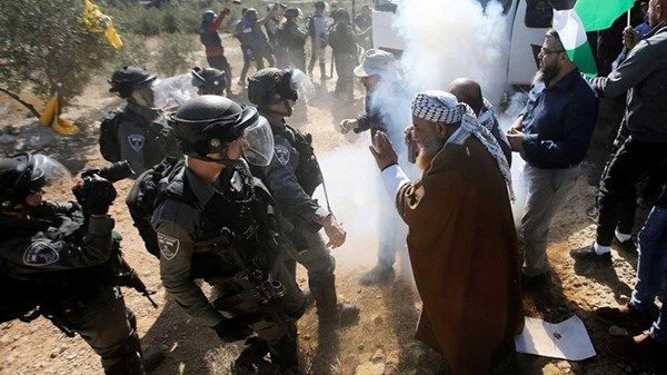إصابة 5 فلسطينيين باعتداء مستوطنين قرب رام الله
