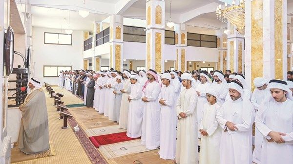 حاكم عجمان والشيوخ وجموع المواطنين والمقيمين يؤدّون صلاة الاستسقاء