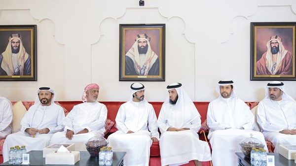 خليفة بن طحنون يقدم واجب العزاء في وفاة أحمد محمد المهيري