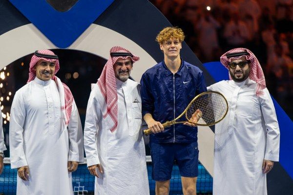 بحضور تركي آل الشيخ… سينر يحافظ على لقبه ويتوَّج بطلاً لبطولة “2025 Six Kings Slam” في موسم الرياض