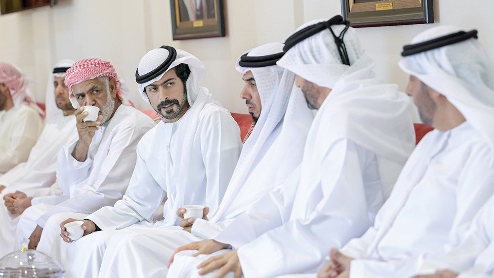 خليفة بن طحنون يقدم واجب العزاء في وفاة أحمد محمد المهيري