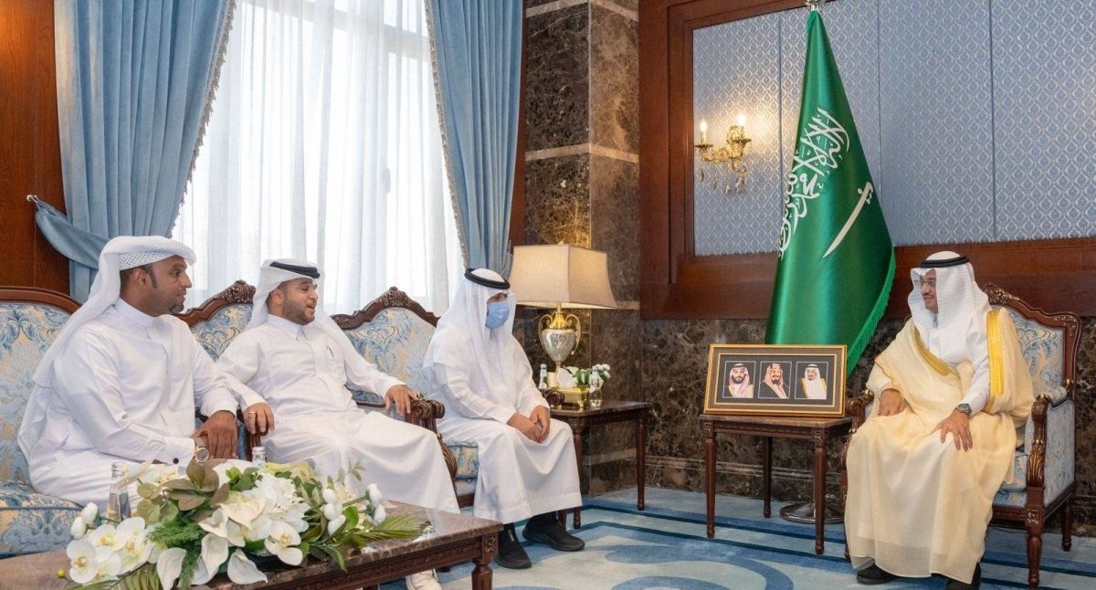 محافظ الأحساء يكرّم مواطنًا تبرع بإحدى كليتيه لوالده