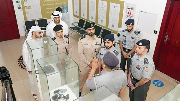 شرطة أبوظبي تطلع وفداً من شرطة الشارقة على «المراقبة الإلكترونية»