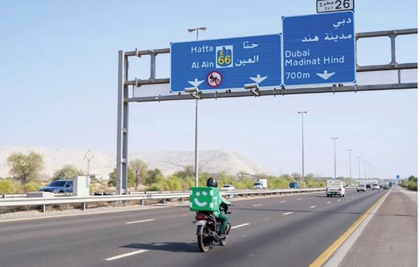 تقنين قيادة دراجات التوصيل على المسارات السريعة في شوارع دبي